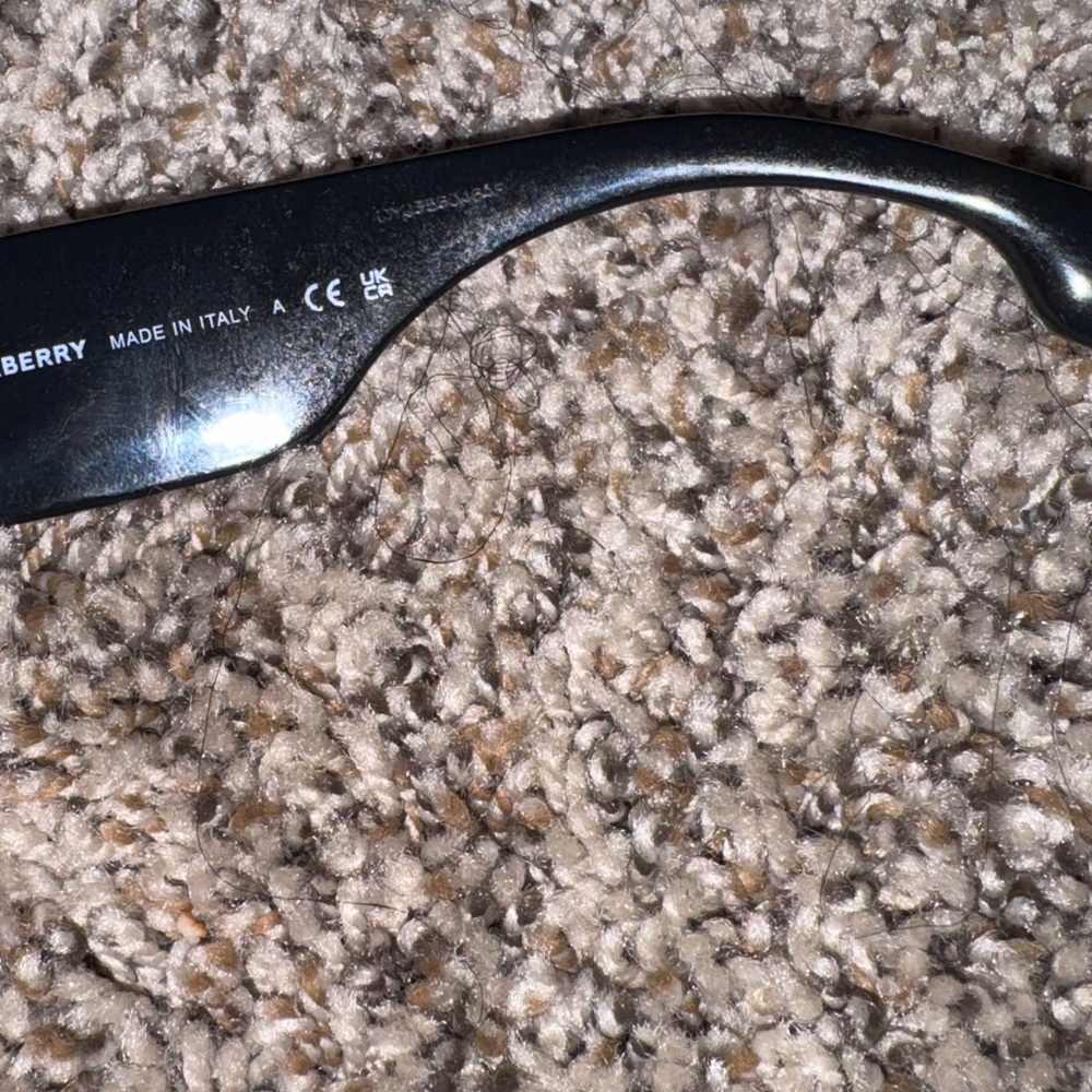 Burberry Black and Tan Oversized Sunglasses - Picture 10 of 10
